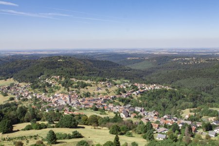 Uitzicht over het glooiende landschap vanaf de rots van Dabo